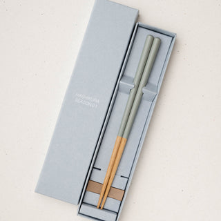 Hashikura Season 01 | Kumoiro (Sage Green) with Chopstick Holder